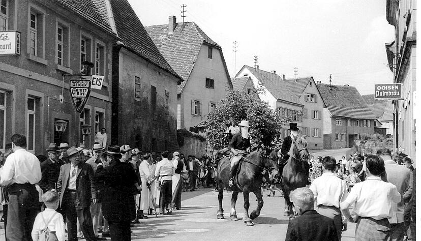 Café Geiger, vormals Brauerei Geiger, und der heute noch geöffnete Ochsen befanden sich genau gegenüber - beim Kuckucksholen gab es für die Umzugsteilnehmer dort und anderswo Getränke. Foto: Heimatverein Mühlbach Café Geiger, vormals Brauerei Geiger, und der heute noch geöffnete Ochsen befanden sich genau gegenüber - beim Kuckucksholen gab es für die Umzugsteilnehmer dort und anderswo Getränke. Foto: Heimatverein Mühlbach
