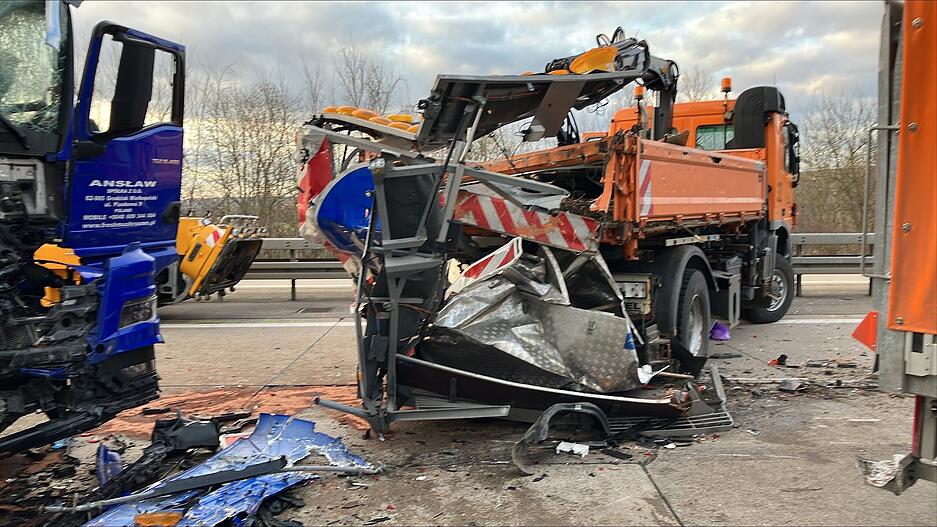 Die Polizei kündigt an, dass die A81 Richtung Widdern noch einige Stunden gesperrt bleibt. Die Polizei kündigt an, dass die A81 Richtung Widdern noch einige Stunden gesperrt bleibt.