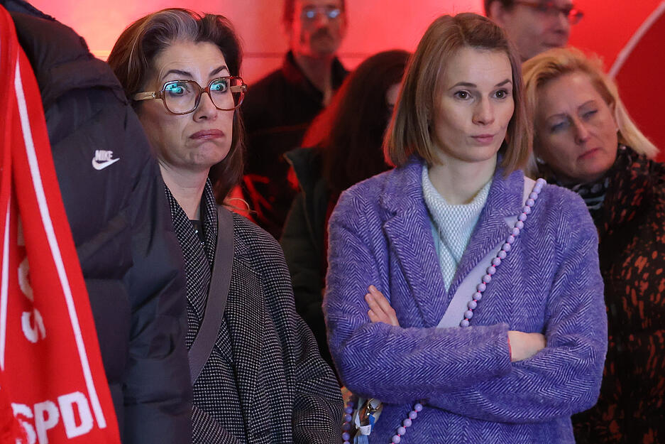 SPD-Unterstützer reagieren nach Bekanntgabe der ersten Prognosen bei der SPD-Wahlparty im Willy-Brandt-Haus. Am Sonntag fand die vorgezogene Wahl zum 21. Deutschen Bundestag SPD-Unterstützer reagieren nach Bekanntgabe der ersten Prognosen bei der SPD-Wahlparty im Willy-Brandt-Haus. Am Sonntag fand die vorgezogene Wahl zum 21. Deutschen Bundestag