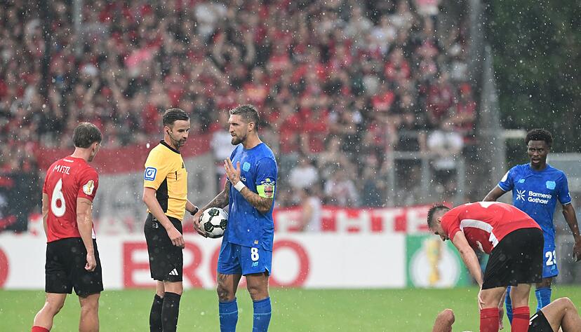 Schiedsrichter Michael Bacher hatte die Partie zeitweise unterbrochen. Schiedsrichter Michael Bacher hatte die Partie zeitweise unterbrochen.