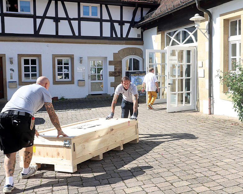 Die Werke von Imants Tillers sind in vier schweren Kisten im Museum im Schafstall in Neuenstadt angekommen.