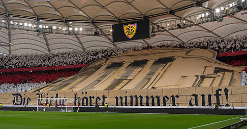 Die Mega-Choreo der VfB-Fans vor dem Spiel gegen den HSV sorgt f&uuml;r einen G&auml;nsehaut-Moment.