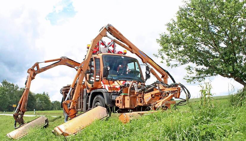 Ralf Höfle und Alexander Kornherr von der Straßenmeisterei Brackenheim bearbeiteten mit dem Trio-Mähgerät die Banketten zwischen Stetten und Niederhofen. Ralf Höfle und Alexander Kornherr von der Straßenmeisterei Brackenheim bearbeiteten mit dem Trio-Mähgerät die Banketten zwischen Stetten und Niederhofen.