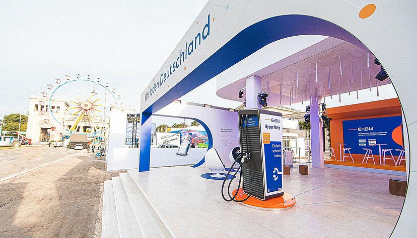 In der Münchener Innenstadt wirbt die EnBW während der IAA mit diesem Stand für ihre Ladesäulen und den Umstieg auf die Elektromobilität.
Foto: EnBW