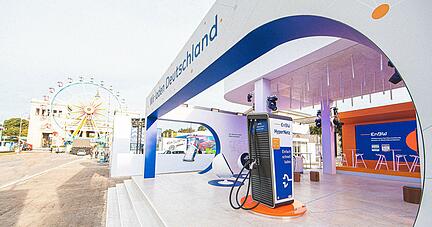 In der Münchener Innenstadt wirbt die EnBW während der IAA mit diesem Stand für ihre Ladesäulen und den Umstieg auf die Elektromobilität.
Foto: EnBW