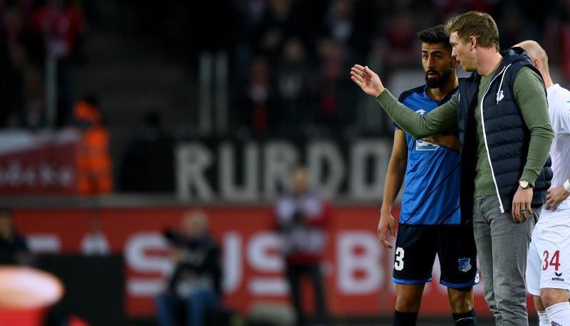 Hoffenheims Trainer Julian Nagelsmann (r) gibt Kerem Demirbay Anweisungen. Foto: Jonas G&uuml;ttler