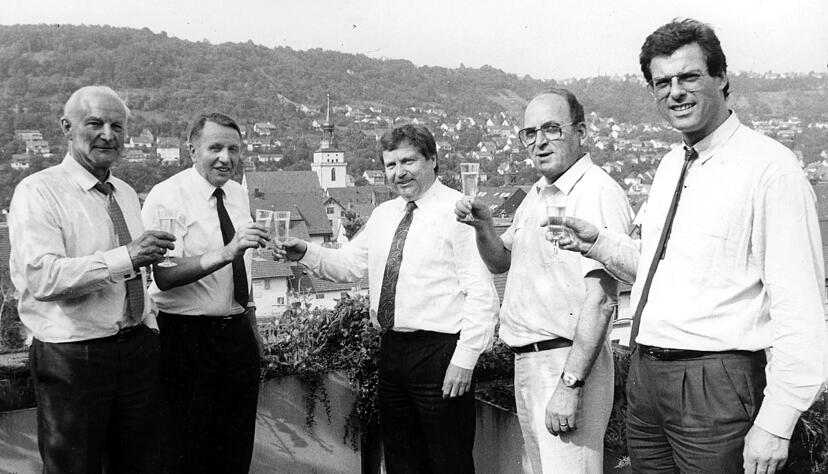 Zusammengestellt von Archiv und Dokumentation der Heilbronner Stimme 
Auf dem Dach des Landratsamtes überbringt am 3. Juli 1987 Staatssekretär Matthias Kleinert (Mitte) die Nachricht: Künzelsau bekommt eine Fachhochschule