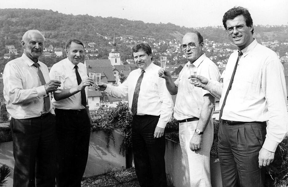 Zusammengestellt von Archiv und Dokumentation der Heilbronner Stimme
Auf dem Dach des Landratsamtes überbringt am 3. Juli 1987 Staatssekretär Matthias Kleinert (Mitte) die Nachricht: Künzelsau bekommt eine Fachhochschule Zusammengestellt von Archiv und Dokumentation der Heilbronner Stimme
Auf dem Dach des Landratsamtes überbringt am 3. Juli 1987 Staatssekretär Matthias Kleinert (Mitte) die Nachricht: Künzelsau bekommt eine Fachhochschule