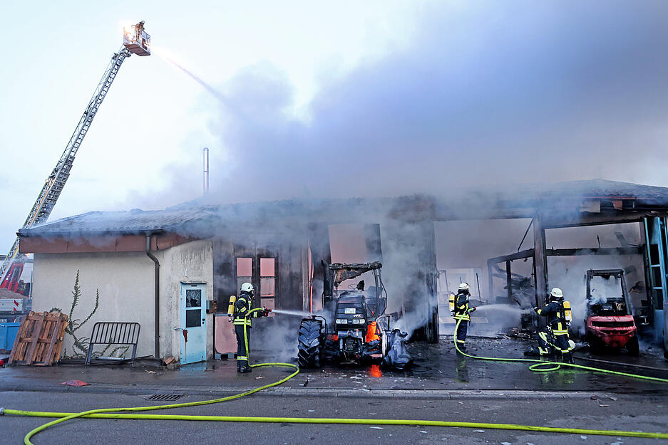 Brand in einem Landwirtschaftsmechanikerbetrieb in Oedheim Brand in einem Landwirtschaftsmechanikerbetrieb in Oedheim