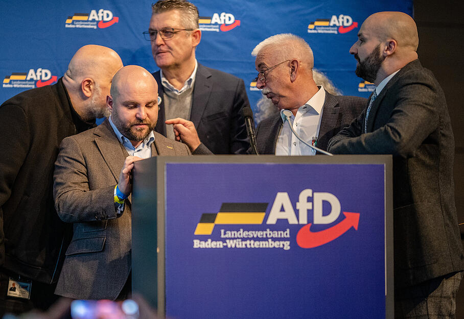 Politiker der AfD-Baden-Württemberg beratschlagen in der Stadthalle über das weitere Vorgehen beim Landesparteitag.