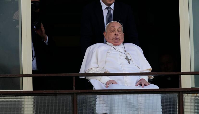 Bei dem Auftritt auf dem Balkon wirkte er noch sehr geschw&auml;cht.