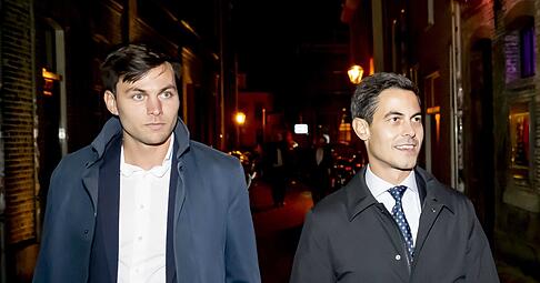 Rob Jetten (r), Vorsitzender der Partei D66, trat am Wahlabend mit seinem Verlobten Nicolás Keenan auf. Rob Jetten (r), Vorsitzender der Partei D66, trat am Wahlabend mit seinem Verlobten Nicolás Keenan auf.