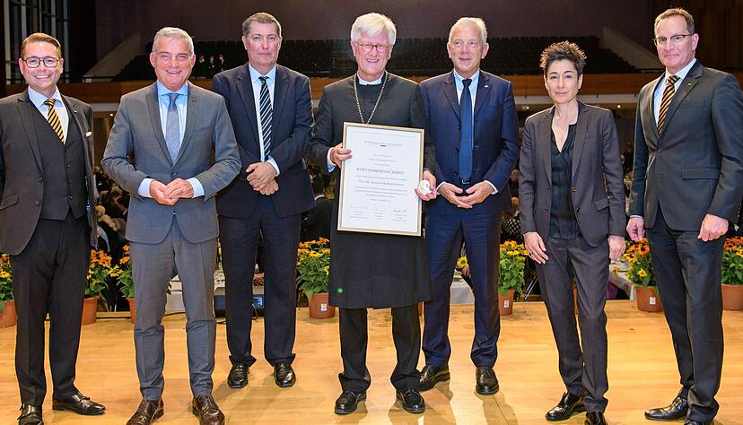 Heinrich Bedford-Strohm mit der Urkunde, die ihn zum Württemberger Kopf macht, und (von links) mit Alexander Vöckler, Thomas Strobl, Andreas Fischer, Harry Mergel, Dunja Hayali und Joachim Scholz. Heinrich Bedford-Strohm mit der Urkunde, die ihn zum Württemberger Kopf macht, und (von links) mit Alexander Vöckler, Thomas Strobl, Andreas Fischer, Harry Mergel, Dunja Hayali und Joachim Scholz.