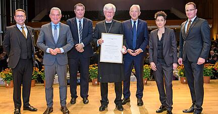 Heinrich Bedford-Strohm mit der Urkunde, die ihn zum W&uuml;rttemberger Kopf macht, und (von links) mit Alexander V&ouml;ckler, Thomas Strobl, Andreas Fischer, Harry Mergel, Dunja Hayali und Joachim Scholz.