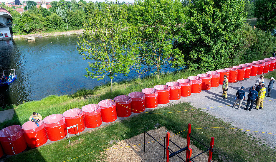 Feuerwehr, Polizei, Rettungsdienste und das Technische Hilfswerk nehmen mit insgesamt rund 400 Einsatzkräften an der Katastrophenschutzübung in Heilbronn teil. Geprobt wird das Szenario "extremes" Hochwasser. Feuerwehr, Polizei, Rettungsdienste und das Technische Hilfswerk nehmen mit insgesamt rund 400 Einsatzkräften an der Katastrophenschutzübung in Heilbronn teil. Geprobt wird das Szenario "extremes" Hochwasser.