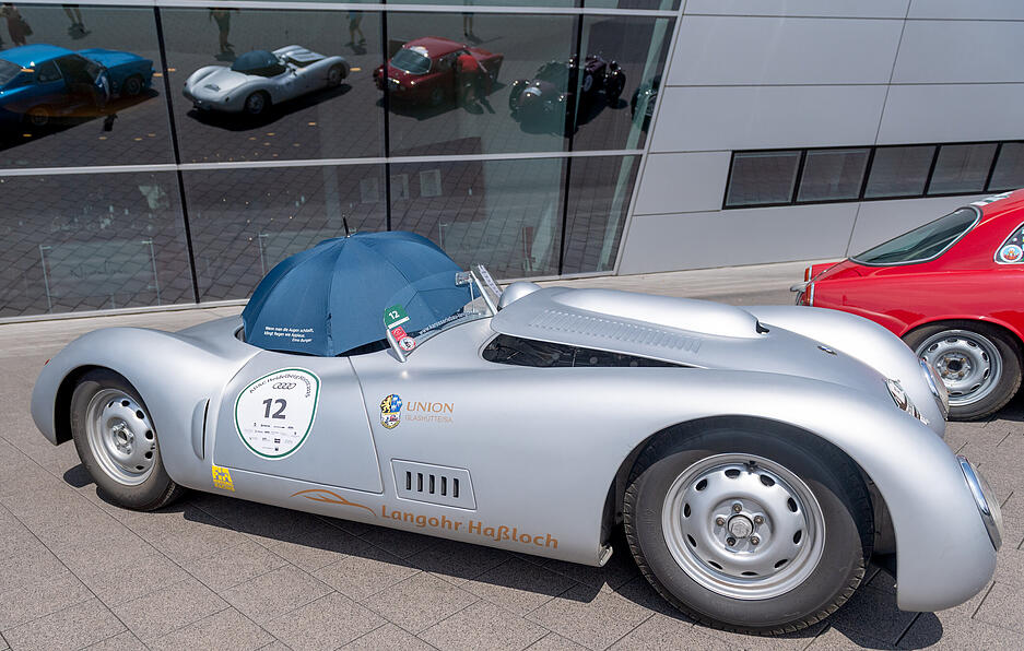 Vor dem Audi Forum in Neckarsulm tummeln sich am Samstag die Oldtimer.