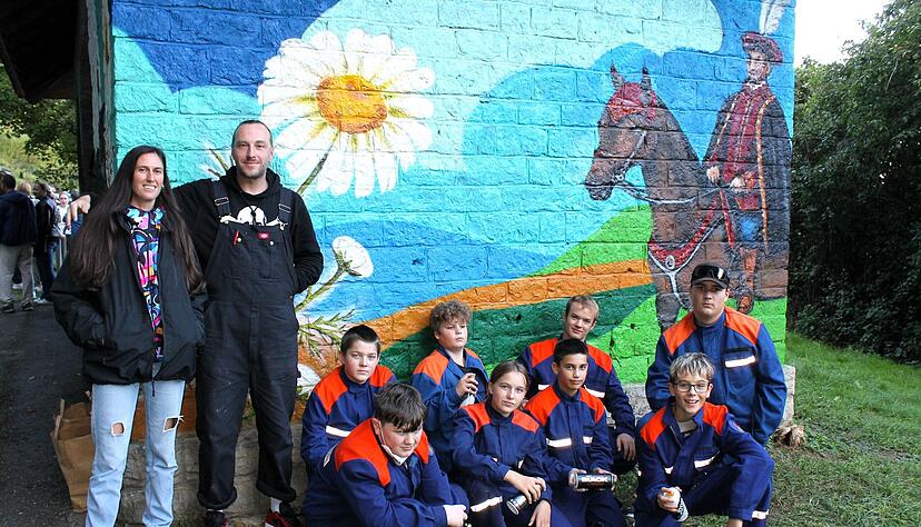 Die Mitglieder der Jugendfeuerwehr haben zuvor die Schmierereien auf der Außenwand des Pumphäuschens entfernt.