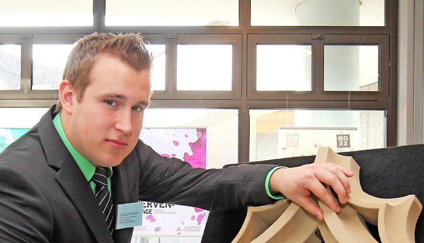 Steinmetz Marius Hoffmann mit seinem Ma&szlig;werkmittelst&uuml;ck aus Heilbronner Sandstein. 49 Stunden hat der Pf&auml;lzer daran gearbeitet.Fotos: Andreas Veigel