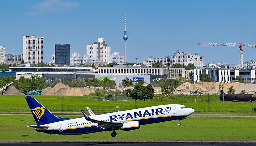 Ein Flugzeug der Fluggesellschaft Ryanair startet vom Hauptstadtflughafen Berlin Brandenburg BER.