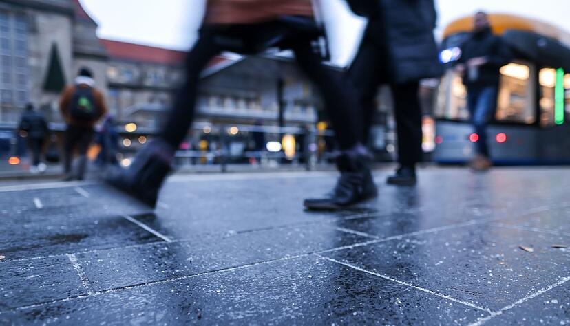 Glatteis erhöht das Sturzrisiko erheblich. Doch mit ein paar Tricks kommt man sicher an. Glatteis erhöht das Sturzrisiko erheblich. Doch mit ein paar Tricks kommt man sicher an.