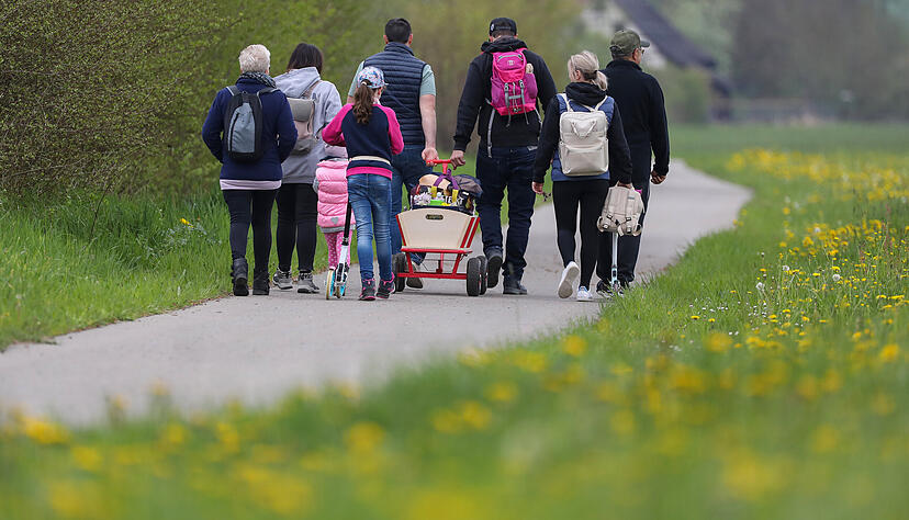 Gehört am 1. Mai wie immer dazu: Erst gemeinsam wandern und
dann eines der vielen Feste im Kreis besuchen. Gehört am 1. Mai wie immer dazu: Erst gemeinsam wandern und
dann eines der vielen Feste im Kreis besuchen.