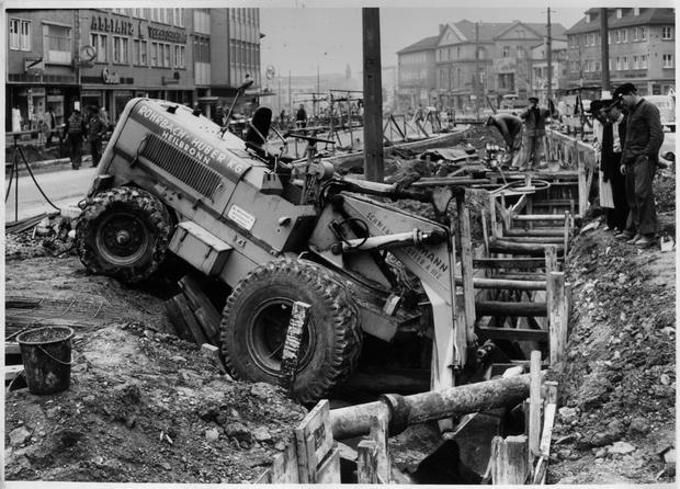1959 - Ein Radlader verursacht einen Unfall während der Allee-Umbauarbeiten. Er rutscht vorwärts in den Graben.