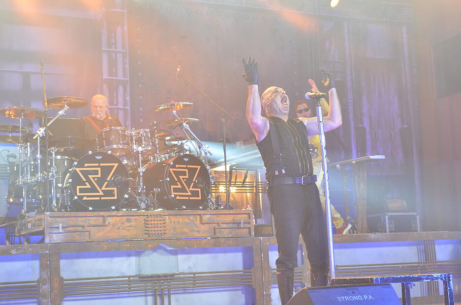 Ein Sicherheitskonzept vonseiten des Veranstalters sei nicht vorgelegt worden, elementare Sicherheitsdokumente fehlten und wesentliche Fragen zur Pyrotechnik seien seit M&auml;rz nicht beantwortet worden.