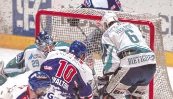 Der Heilbronner Brent Walton erzielt im Derby das 1:1 gegen seinen Ex-Verein Bietigheim. Nach Verlängerung gewannen die Falken mit 4:3.Fotos: Andreas Veigel