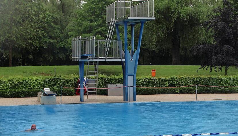 Nichts für Warmduscher: Zumindest die Außentemperatur ließ gestern etwas zu wünschen übrig. Die Schwimmer zogen bei 25 Grad Wassertemperatur ihre Bahnen − endlich wieder, dürfte so mancher gedacht haben.
Foto: Ralf Schick Nichts für Warmduscher: Zumindest die Außentemperatur ließ gestern etwas zu wünschen übrig. Die Schwimmer zogen bei 25 Grad Wassertemperatur ihre Bahnen − endlich wieder, dürfte so mancher gedacht haben.
Foto: Ralf Schick