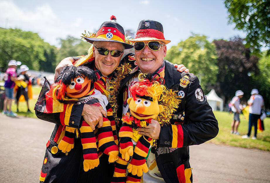 Ernie und Bert, aber wer ist bei diesen Deutschland-Fans wer?