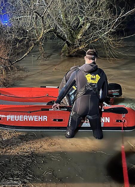 Die Feuerwehr suchte mit Taucher und Schlauchboot nach der verunglückten Frau in der Jagst. Die Feuerwehr suchte mit Taucher und Schlauchboot nach der verunglückten Frau in der Jagst.