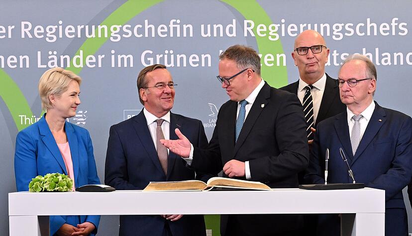 Bundesverteidigungsminister Boris Pistorius nahm auf Schloss Ettersburg an Beratungen der ostdeutschen Ministerpräsidenten teil. Es ging um die Verteidigungsfähigkeit.