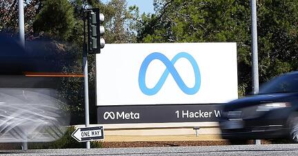 Ein Meta-Zeichen in der Unternehmenszentrale in Menlo Park. Der Facebook-Konzern gibt sich einen neuen Namen. Ein Meta-Zeichen in der Unternehmenszentrale in Menlo Park. Der Facebook-Konzern gibt sich einen neuen Namen.