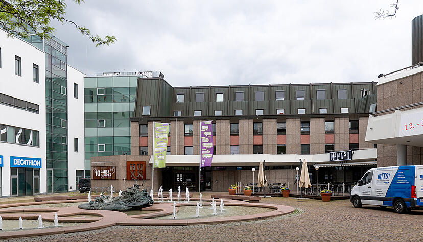 Die St&auml;dtische Musikschule nutzt am Berliner Platz im Dachgeschoss zwischen Stadttheater und K3 gut zwei Dutzend R&auml;ume. Sommers sind sie &uuml;berhitzt. Nun wird das Dach bald saniert.
Foto: Mario Berger