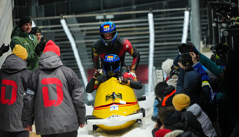 Johannes Lochner (Pilot) und Georg Fleischhauer  holen im Zweierbob die Gold-Medaille.