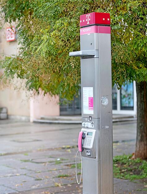 &Ouml;ffentlicher Freisprecher vor dem Heilbronner Hauptbahnhof.