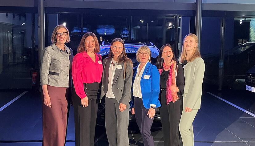 Freuen sich über einen erkenntnisreichen Abend (von links): Dorothee Töreki, Katharina Volpe, Bera Wierhake, Karin Eckstein, Tanja Eggers und Jessica Nagel.