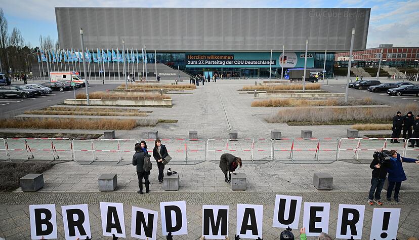 Die Brandmauer-Debatte besch&auml;ftigt die Unionsparteien seit Monaten immer wieder: Hier demonstrierten Greenpeace-Mitglieder vor Beginn des 37. Bundesparteitags der CDU in Berlin. (Archivbild)