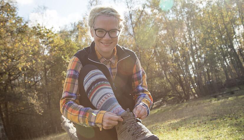 Zeckenkarte oder Pinzette eingepackt? Diese Hilfsmittel hat man am besten dabei, wenn es in die Natur geht - vor allem, wenn man im hohen Gras oder Unterholz unterwegs ist.