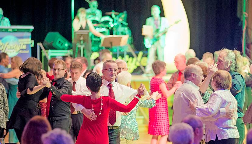 Ein Bild aus vergangenen Zeiten: Der Silvesterball in der Harmonie war viele Jahre ein Publikumsmagnet.
