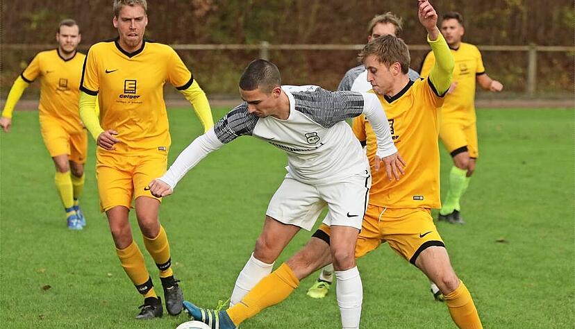 Dörzbach/Klepsau um Nico Walz (rechts) spielt um den Klassenerhalt, Yannick Braun (weißes Trikot) und Niedernhall/Weißbach um den Titel. Dörzbach/Klepsau um Nico Walz (rechts) spielt um den Klassenerhalt, Yannick Braun (weißes Trikot) und Niedernhall/Weißbach um den Titel.