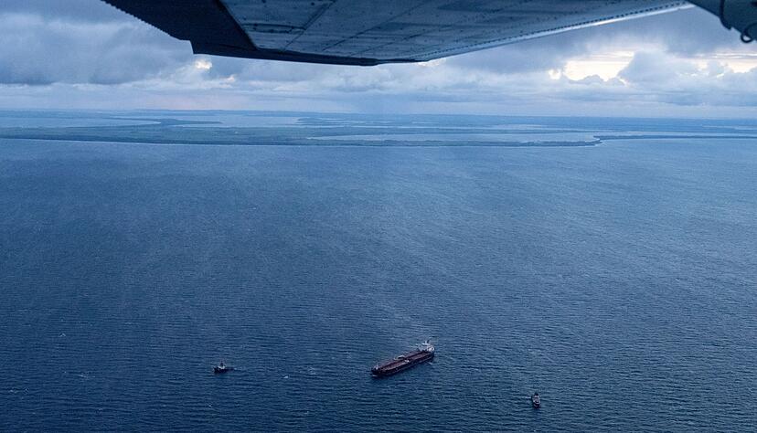 Zusätzliche Schiffe wurden zu dem havarierten Tanker und in dessen Nähe beordert. Zusätzliche Schiffe wurden zu dem havarierten Tanker und in dessen Nähe beordert.