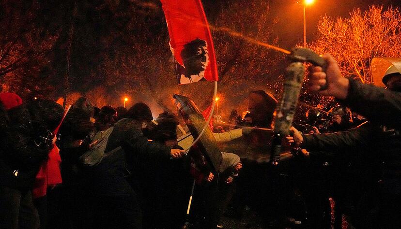 Imamoglus Partei spricht von einem Staatsstreich. Imamoglus Partei spricht von einem Staatsstreich.