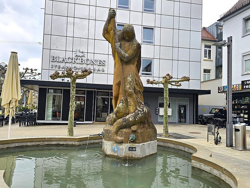 Der Hafenmarktbrunnen wird auch Georgsbrunnen genannt. Die Figur, der Heilige Georg im Kampf mit dem Drachen, wurde von Ernst Yelin entworden und steht seit 1955 an seiner jetzigen Stelle am Hafenmarkt in der Heilbronner Innenstadt.