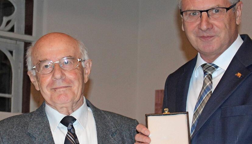 Reinhold Gall (r.) überreicht Martin Ritter die Medaille.
Foto: Barth