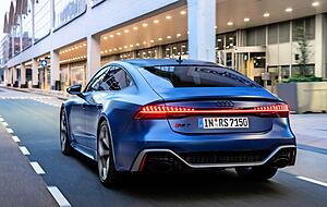 Stark abfallende Dachpartie und große Fließheckklappe − Markenzeichen des fünf Meter langen RS7 Sportback.