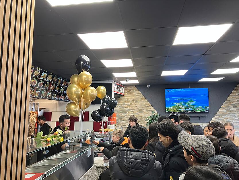 Auch im Innenraum tummeln sich die Leute und warten darauf, dass ihr Schawarma fertig wird.