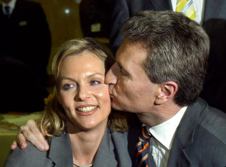ARCHIV - Der baden-württembergische Ministerpräsident Günther Oettinger gibt im Stuttgarter Landtag seiner Frau Inken ein Küsschen (Archivfoto vom 26.03.2007). Günther Oettinger (54, CDU) und seine Frau Inken (41) trennen sich nach 13 Jahren Ehe. «Nach eingehender Prüfung haben wir uns heute im Einvernehmen dazu entschieden, getrennte Wege in Freundschaft zu gehen», sagte Oettinger der «Bild»-Zeitung (Ausgabe vom 10.12.2007). Foto: Marijan Murat dpa +++(c) dpa - Bildfunk+++ ARCHIV - Der baden-württembergische Ministerpräsident Günther Oettinger gibt im Stuttgarter Landtag seiner Frau Inken ein Küsschen (Archivfoto vom 26.03.2007). Günther Oettinger (54, CDU) und seine Frau Inken (41) trennen sich nach 13 Jahren Ehe. «Nach eingehender Prüfung haben wir uns heute im Einvernehmen dazu entschieden, getrennte Wege in Freundschaft zu gehen», sagte Oettinger der «Bild»-Zeitung (Ausgabe vom 10.12.2007). Foto: Marijan Murat dpa +++(c) dpa - Bildfunk+++