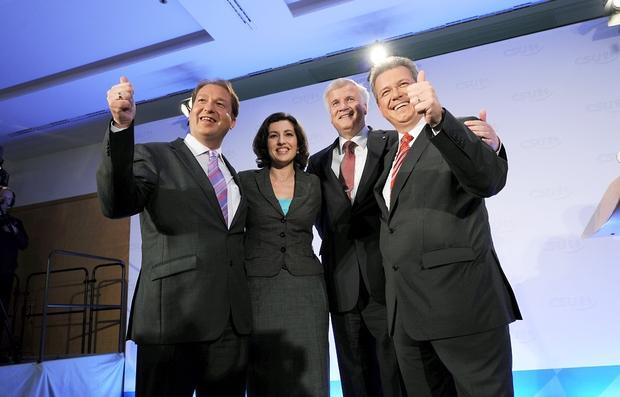 Der CSU-Generalsekret&auml;r Alexander Dobrindt (von links), seine Stellvertreterin Dorothee B&auml;r, der bayerische Ministerpr&auml;sident Horst Seehofer (CSU) und der CSU-Spitzenkandidat f&uuml;r die Europawahl Markus Ferber freuen sich &uuml;ber das gute Abschneiden ihrer Partei.