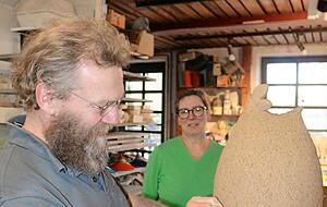 In der Werkstatt der Töpfermeister Iris und Andreas Capelle: Jedes Stück, das hier entsteht, ist ein Unikat. Foto: Bettina Hachenberg In der Werkstatt der Töpfermeister Iris und Andreas Capelle: Jedes Stück, das hier entsteht, ist ein Unikat. Foto: Bettina Hachenberg
